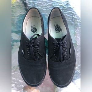 Vans Authentic Shoe all black finish low-top unisex men’s size9,women’s size10.5